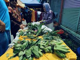 The bustling bazaar in Gombak town witnessed enthusiastic Malaysians shopping for Syawal meal ingredients, in preparation for celebrating Eidul Fitri. photo
