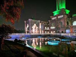 el masjid wilayah persekutuan mezquita en kuala lumpur tiene un hermosa piscina ese es particularmente maravilloso a noche debido a sus reflexión puntos de vista. foto