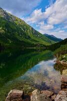 montañas rango cerca lago a verano día foto