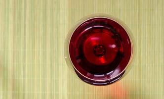 rojo vino en un vino vaso. el parte superior ver foto