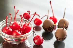 cerezas de chocolate y cóctel en el vaso foto