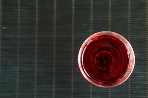 rojo vino en un vino vaso. el parte superior ver foto