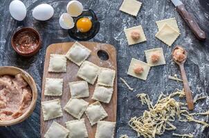 ingredientes para Cocinando Ravioles en el de madera tablero foto