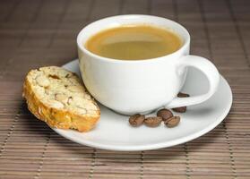 taza de café y biscotti foto