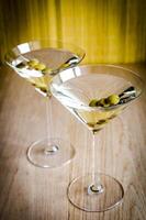 dos aceituna martini cócteles en el tablero foto