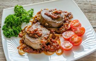 angus carne de vaca filetes con asado tomate salsa foto