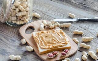 sándwich con mantequilla de maní en la tabla de madera foto