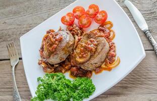 angus carne de vaca filetes con asado tomate salsa foto