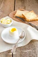 hervido huevo con crujiente tostadas en el de madera mesa foto