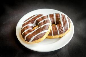 chocolate rosquillas con un taza de café foto