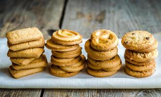 galletas de mantequilla dispuestas en una fila foto