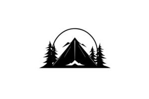Clásico cumbre explorador icónico montaña y árbol logo para al aire libre aventura. vector