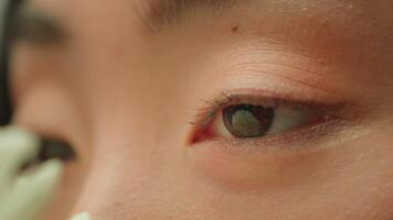 schließen oben extrem dunkel Augen suchen weiblich asiatisch Frau japanisch Koreanisch Mädchen Gesicht im Einzelheiten Chinesisch Dame Schönheit blinkend Wimpern Mensch Auge Iris Makro Fokus Sehvermögen gesund klar Vision Gesundheit Pflege video