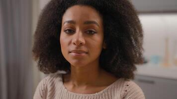 cerca arriba retrato africano americano mujer étnico niña sonriente alegre Novia hembra dueño de casa cocinero Horno madre ama de casa contento sano sonrisa mirando a cámara hogar cocina Cocinando comida entrega video