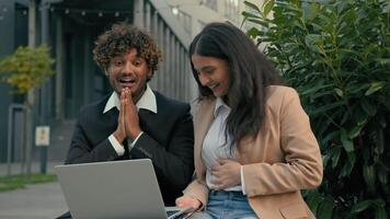 Indisch Arabisch bedrijf partners mensen collega's collega's zakenman Mens zakenvrouw vrouw arbeiders managers met laptop winnen met computer in stad downtown zege bereiken succes mooi zo resultaat video