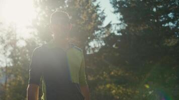 stolz glücklich lächelnd kaukasisch männlich Mann Läufer Sportler Bodybuilder suchen Clever Uhr Gerät Überprüfung Ergebnis Joggen Laufen Sonnenlicht Sonnenaufgang draußen Natur Park Sport Leistung bereit zu Lauf entspannen video