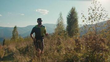 selvagem natureza lazer montanha cena. em forma caucasiano masculino homem cara velocista corre correndo corrida apreciar lindo panorama ativo cardio exercício resistência triatleta ginástica fisica saúde exercite-se video