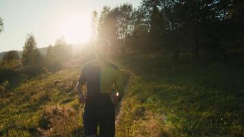 barbado sano caucásico milenario masculino hombre chico corredor ropa de deporte corriendo al aire libre soleado montaña colina. deportista formación correr rutina de ejercicio excursionismo naturaleza caminante alpinista yendo trotar caminata cardio deporte video