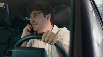 caucásico negocio hombre conductor masculino chico conducción nuevo lujo moderno eléctrico coche hablando móvil teléfono llamada sonriente Hablando teléfono inteligente dentro auto vehículo disfrutar conversacion Teléfono móvil en alquilar automóvil video