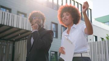 afrikanisch amerikanisch Frau Geschäftsfrau Geschenk zeigen Stadt Wolkenkratzer Unternehmen Büro Gebäude städtisch Straße Beratung Gehen mit Geschäft Partner indisch Mann arabisch Geschäftsmann zusammen diskutieren video