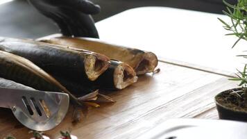 genießen geräuchert Makrele. kulinarisch Freude von Räucherei video