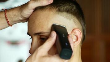 Rebellious Haircut. Shaving the Temple with Razor video