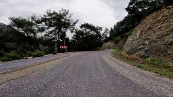 Erfahrung Fahren, Berg Straße im Truthahn, zuerst Person Sicht. Aufnahmen erfasst Fahren, Berg Gelassenheit und Isolation. zeigt an Fahren, Berg Straße, Angebot Frieden Weg von städtisch Leben video