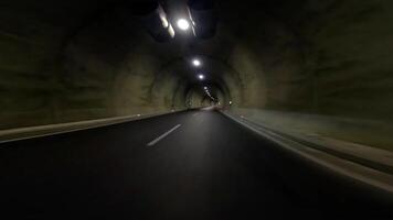 coche navega mediante oscuro la carretera túnel, exhibiendo la carretera túnel experiencia. capturas esencia de conducción en la carretera túnel, desde carros perspectiva. enfatiza viaje dentro la carretera túnel video