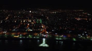 dar vangt verlichte stadsgezicht van mersin Bij nacht. nacht visie van meerzin, tonen verlichte stadsgezicht van bovenstaande. antenne beeldmateriaal van meerzin, verlichte stadsgezicht zichtbaar Bij nacht video