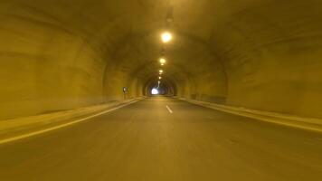 voiture sorties tunnel, révélateur Autoroute. métrage points forts souterrain, Autoroute transition de dans voiture capture moment voiture feuilles souterrain, entrer Autoroute concentrer sur souterrain, Autoroute périple video