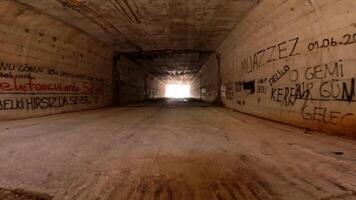 zuerst Person Fahren durch Tunnel, Auto bewegt sich unter Straße. Tunnel, Auto, Fahren Perspektive im beigefügt Raum. Erfahrung Tunnel, Auto, Fahren im diese Immersiv Aussicht video