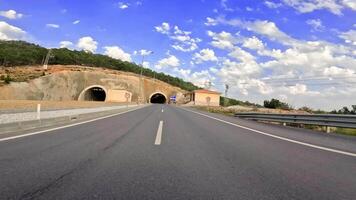 la carretera viaje imágenes demostración coche entrando la carretera túnel, representando la carretera túnel, la carretera viaje dinámica. enfatiza la carretera túnel, la carretera viaje experiencia desde conductor perspectiva video