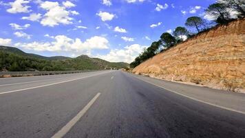 Esperienza strada viaggio attraverso montagne a partire dal macchine prospettiva. asfalto strada avvolgimento nel naturale scenario, ideale per strada viaggio appassionati. catturare essenza di strada viaggio avventura nel montagnoso terreno video