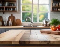vacío de madera parte superior mesa en cocina con borroso ventana antecedentes en el Mañana foto