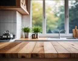 vacío de madera parte superior mesa en cocina con borroso ventana antecedentes en el Mañana foto