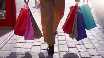 irreconocible mujer caminando con vistoso compras bolsas. video