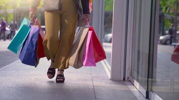 irreconocible elegante mujer con compras pantalones en el centro comercial antes de Navidad. fiesta compras venta. video