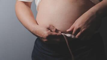 homem apontando próprio pouco saudável grande barriga com visceral ou subcutâneo gorduras. pose saúde risco. video