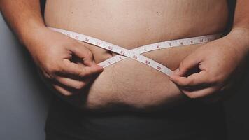övervikt mannens mage, fett man har överskott fett, han är bantning och förlorande vikt.ohälsosam,medicinsk hälsa begrepp med kopia Plats Plats för text video