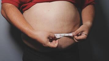 exceso de peso del hombre vientre, grasa hombre tiene exceso gordo, él es dieta y perdiendo peso.insalubre,médico salud concepto con Copiar espacio espacio para texto video