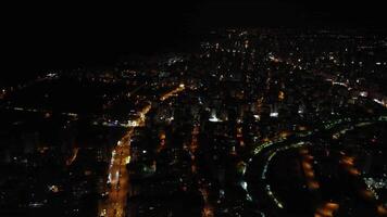 mersin Bij nacht onthult architectuur in lichten, met architectuur vormgeven de horizon, en architectuur gemarkeerd tegen de nacht lucht video