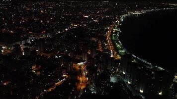 verlichte mersin stad sparkles Bij nacht, presentatie van verlichte mersin stad keer bekeken, met verlichte mersin stad landschap in verbijsterend detail video