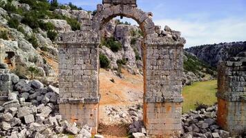 aérien de Olba ruines, Turquie, mettant en valeur principale ancien ville portail. drone explore porte structure, historique porte parmi ruines. vue architectural vestiges, porte dans paysage video