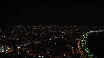 Mersin's antenne nacht panorama onthult verlichte straten, verlichte oriëntatiepunten, en een verlichte horizon, perfect voor presentatie van de stad nacht schoonheid video