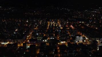 de mersin noche panorama brilla con ciudad luces, exhibiendo ciudad luces en contra el oscuro, con ciudad luces esclarecedor el urbano paisaje hermosamente video