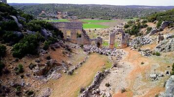 aéreo ver de olba muestra antiguo romano ciudad ruina, pavo. zumbido imágenes capturas ruina, principal portón y histórico paisaje. explorar profundidad de ruina desde encima video