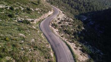 Drönare se av en serpentin berg väg, inkapslande de väsen av Kalkon, natur. perfekt för projekt sökande Kalkon, natur, och naturskön driver. slingor de lugn av Kalkon, natur video