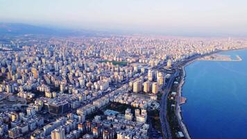 fantastisk mersin panorama från ovan. stadsbild möter hav i fascinerande panorama. utforska geografisk skönhet, urban panorama design i Kalkon. perfekt för planera, geografi entusiaster video