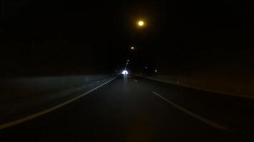 carro saídas iluminado túnel. captura transição a partir de iluminado túnel, destacando jornada. foco em iluminado túnel saída, mostrando contraste com Trevas dentro video