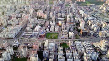 mersin aéreo capturas único arquitectura, mezcla moderno arquitectura con histórico sitios, destacando arquitectura papel en paisaje urbano en contra azul cielo video